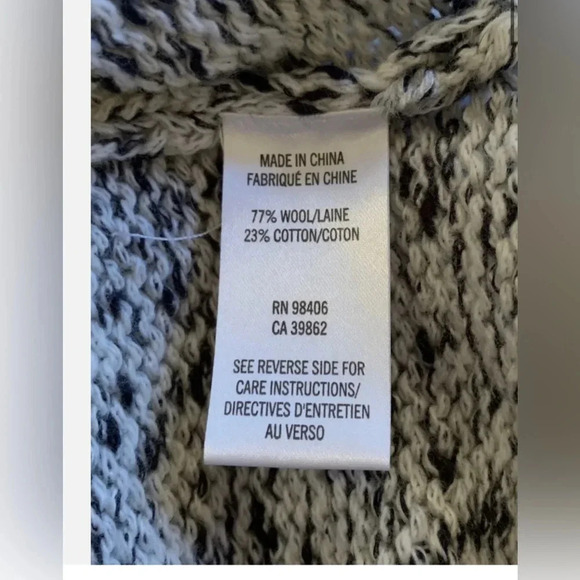 Theory “Innis C” Black & White Marle Chunky Sweater size small - Picture 3 of 3
